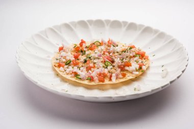 Masala Papad veya papadum, baharatlı ve baharatlı soğanlı domates soslu kızarmış papad ile yapılan lezzetli bir Hint aperatifi.