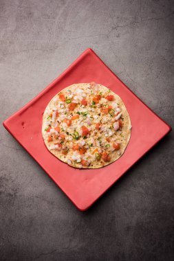 Masala Papad veya papadum, baharatlı ve baharatlı soğanlı domates soslu kızarmış papad ile yapılan lezzetli bir Hint aperatifi.