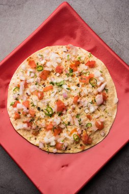 Masala Papad veya papadum, baharatlı ve baharatlı soğanlı domates soslu kızarmış papad ile yapılan lezzetli bir Hint aperatifi.