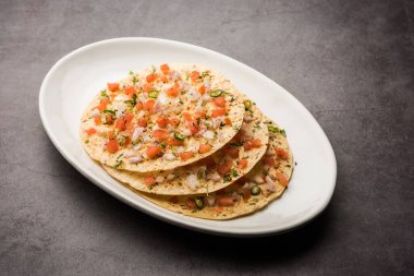 Masala Papad veya papadum, baharatlı ve baharatlı soğanlı domates soslu kızarmış papad ile yapılan lezzetli bir Hint aperatifi.