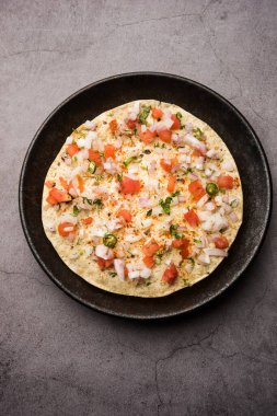 Masala Papad veya papadum, baharatlı ve baharatlı soğanlı domates soslu kızarmış papad ile yapılan lezzetli bir Hint aperatifi.