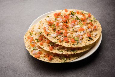 Masala Papad veya papadum, baharatlı ve baharatlı soğanlı domates soslu kızarmış papad ile yapılan lezzetli bir Hint aperatifi.