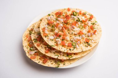 Masala Papad veya papadum, baharatlı ve baharatlı soğanlı domates soslu kızarmış papad ile yapılan lezzetli bir Hint aperatifi.