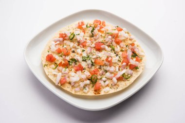 Masala Papad veya papadum, baharatlı ve baharatlı soğanlı domates soslu kızarmış papad ile yapılan lezzetli bir Hint aperatifi.