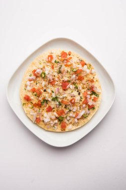 Masala Papad veya papadum, baharatlı ve baharatlı soğanlı domates soslu kızarmış papad ile yapılan lezzetli bir Hint aperatifi.