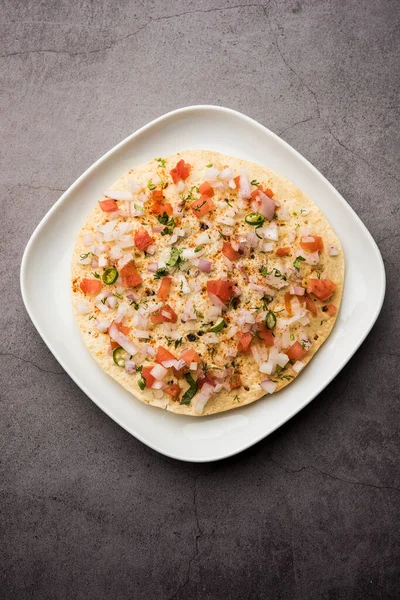 Masala Papad veya papadum, baharatlı ve baharatlı soğanlı domates soslu kızarmış papad ile yapılan lezzetli bir Hint aperatifi.