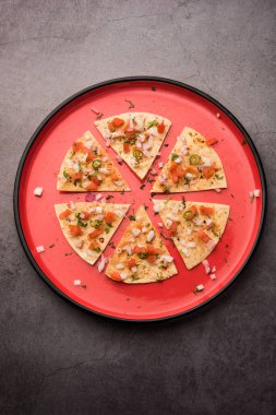 Masala Papad veya papadum, baharatlı ve baharatlı soğanlı domates soslu kızarmış papad ile yapılan lezzetli bir Hint aperatifi.