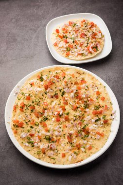 Masala Papad veya papadum, baharatlı ve baharatlı soğanlı domates soslu kızarmış papad ile yapılan lezzetli bir Hint aperatifi.