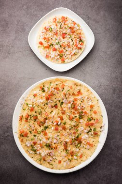 Masala Papad veya papadum, baharatlı ve baharatlı soğanlı domates soslu kızarmış papad ile yapılan lezzetli bir Hint aperatifi.