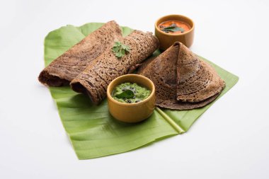 Finger Millet veya Ragi Dosa turşu, rulo, külah şeklinde veya koni şeklinde servis edilen sağlıklı bir Hint kahvaltısıdır.
