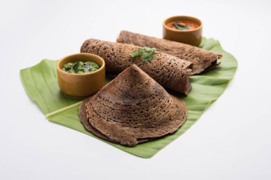 Finger Millet veya Ragi Dosa turşu, rulo, külah şeklinde veya koni şeklinde servis edilen sağlıklı bir Hint kahvaltısıdır.