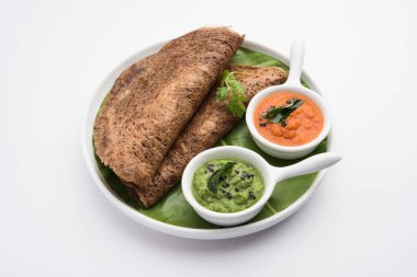 Finger Millet veya Ragi Dosa turşu, rulo, külah şeklinde veya koni şeklinde servis edilen sağlıklı bir Hint kahvaltısıdır.