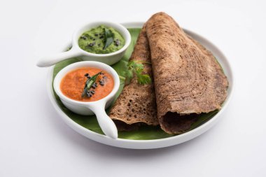Finger Millet veya Ragi Dosa turşu, rulo, külah şeklinde veya koni şeklinde servis edilen sağlıklı bir Hint kahvaltısıdır.