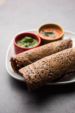 Finger Millet veya Ragi Dosa turşu, rulo, külah şeklinde veya koni şeklinde servis edilen sağlıklı bir Hint kahvaltısıdır.