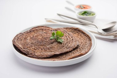 Finger Millet veya Ragi Dosa turşu, rulo, külah şeklinde veya koni şeklinde servis edilen sağlıklı bir Hint kahvaltısıdır.