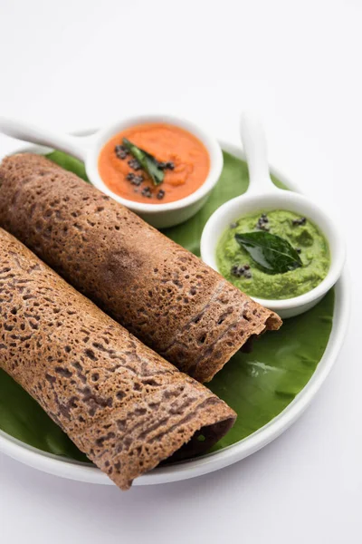 生姜小米 Finger Millet或Ragi Dosa 是一种健康的印度早餐 搭配红辣椒 呈卷曲 扁平或锥形 — 图库照片
