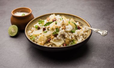 Sabudana khichdi ya da Khichadi, Navratri, Ekadashi ya da Ganesh Chaturthi sırasında tüketilen Hint perhizi.