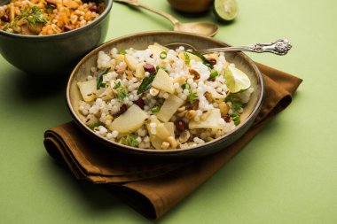 Sabudana khichdi ya da Khichadi, Navratri, Ekadashi ya da Ganesh Chaturthi sırasında tüketilen Hint perhizi.