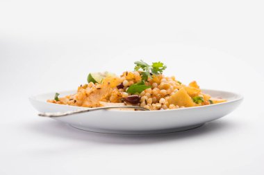 Sabudana khichdi ya da Khichadi, Navratri, Ekadashi ya da Ganesh Chaturthi sırasında tüketilen Hint perhizi.