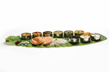 Geleneksel Güney Hint yemeği ya da büyük muz yaprağı, yemek tabağı ya da tamamen tali. seçici odak