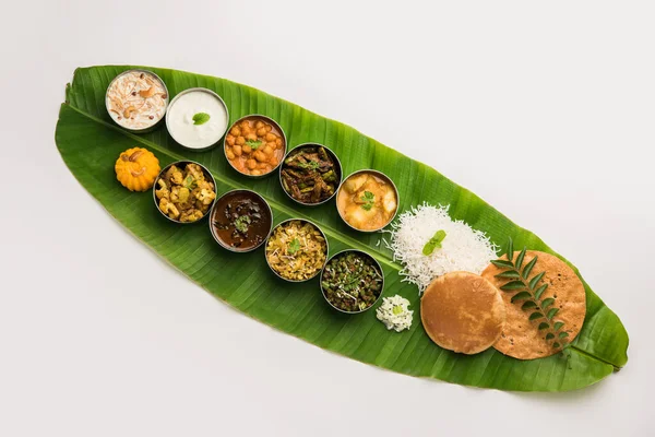 传统的南印度餐或大香蕉叶上的食物 食物盘或完整的塔利 选择性重点 — 图库照片
