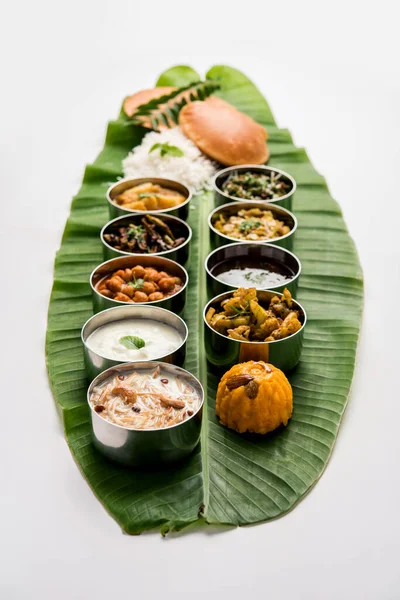 Geleneksel Güney Hint Yemeği Büyük Muz Yaprağı Yemek Tabağı Tamamen — Stok fotoğraf