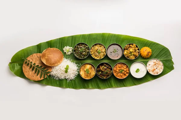 传统的南印度餐或大香蕉叶上的食物 食物盘或完整的塔利 选择性重点 — 图库照片