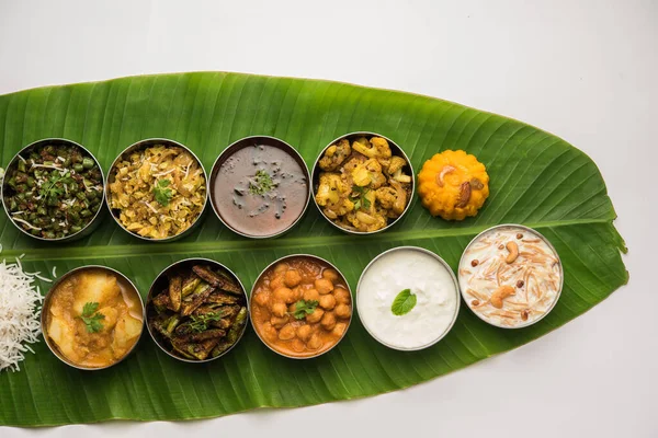 Παραδοσιακό Νότιο Ινδικό Γεύμα Φαγητό Σερβίρεται Μεγάλο Φύλλο Μπανάνας Πιατέλα — Φωτογραφία Αρχείου