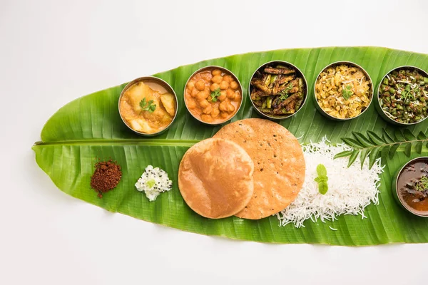 Traditionelle Südindische Mahlzeit Oder Speisen Die Auf Großen Bananenblättern Speiseteller — Stockfoto