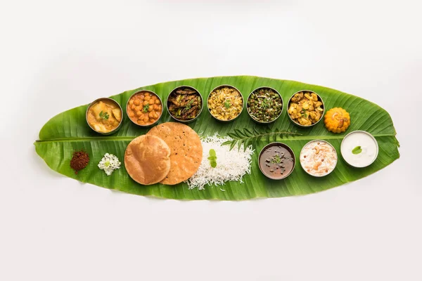 Repas Traditionnel Sud Inde Nourriture Servie Sur Une Grande Feuille — Photo