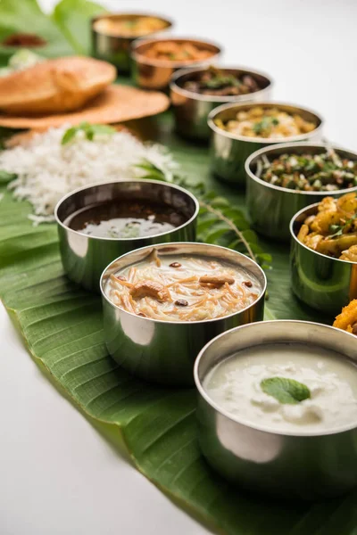 Traditionelle Südindische Mahlzeit Oder Speisen Die Auf Großen Bananenblättern Speiseteller — Stockfoto