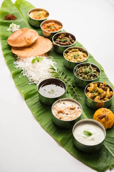 伝統的な南インド料理や食べ物は 大きなバナナの葉 フードプラッタ または完全なタリーで提供されます 選択的焦点 — ストック写真