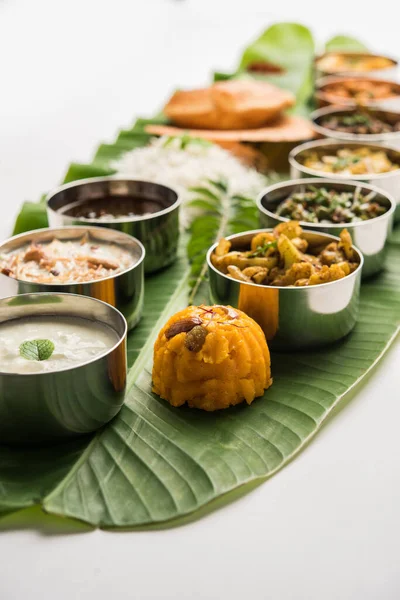Makanan Tradisional India Selatan Atau Makanan Disajikan Daun Pisang Besar — Stok Foto