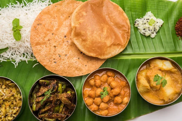 Traditionelle Südindische Mahlzeit Oder Speisen Die Auf Großen Bananenblättern Speiseteller — Stockfoto