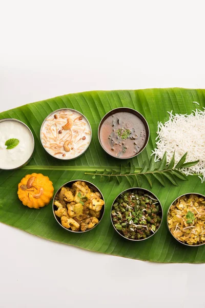 Traditionelle Südindische Mahlzeit Oder Speisen Die Auf Großen Bananenblättern Speiseteller — Stockfoto