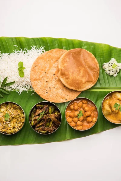 Traditionele Zuid Indiase Maaltijd Voedsel Geserveerd Grote Bananenblad Food Schotel — Stockfoto