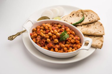 Baharatlı nohut körisi, Chana Masala veya Choley soslu ve salatalı. Geleneksel Kuzey Hint yemeği.
