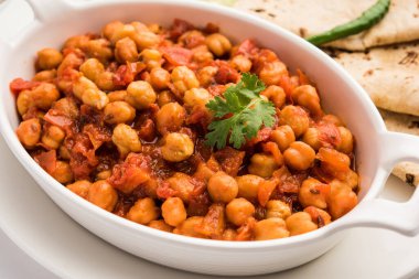 Baharatlı nohut körisi, Chana Masala veya Choley soslu ve salatalı. Geleneksel Kuzey Hint yemeği.