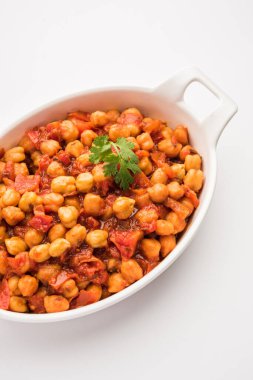Baharatlı nohut körisi, Chana Masala veya Choley soslu ve salatalı. Geleneksel Kuzey Hint yemeği.
