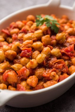 Baharatlı nohut körisi, Chana Masala veya Choley soslu ve salatalı. Geleneksel Kuzey Hint yemeği.