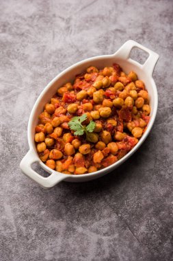 Baharatlı nohut körisi, Chana Masala veya Choley soslu ve salatalı. Geleneksel Kuzey Hint yemeği.