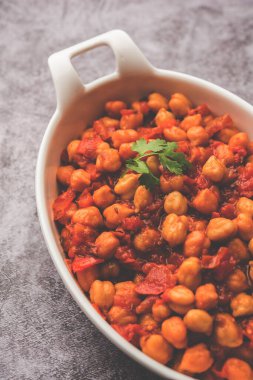 Baharatlı nohut körisi, Chana Masala veya Choley soslu ve salatalı. Geleneksel Kuzey Hint yemeği.