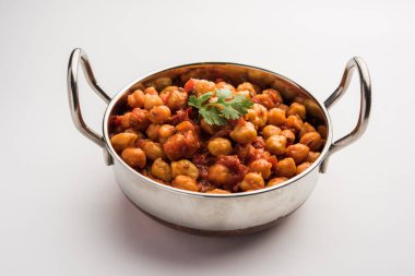Baharatlı nohut körisi, Chana Masala veya Choley soslu ve salatalı. Geleneksel Kuzey Hint yemeği.