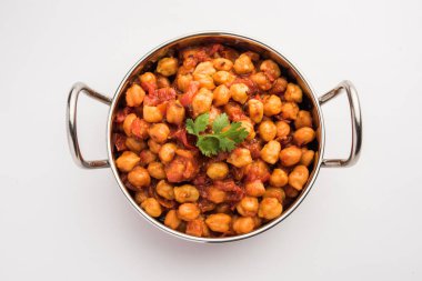 Baharatlı nohut körisi, Chana Masala veya Choley soslu ve salatalı. Geleneksel Kuzey Hint yemeği.