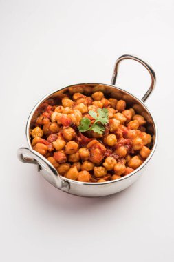 Baharatlı nohut körisi, Chana Masala veya Choley soslu ve salatalı. Geleneksel Kuzey Hint yemeği.