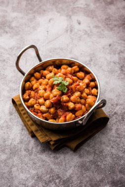 Baharatlı nohut körisi, Chana Masala veya Choley soslu ve salatalı. Geleneksel Kuzey Hint yemeği.