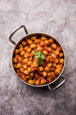 Baharatlı nohut körisi, Chana Masala veya Choley soslu ve salatalı. Geleneksel Kuzey Hint yemeği.