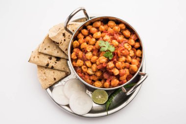 Baharatlı nohut körisi, Chana Masala veya Choley soslu ve salatalı. Geleneksel Kuzey Hint yemeği.