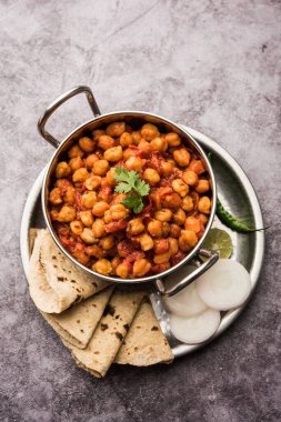 Baharatlı nohut körisi, Chana Masala veya Choley soslu ve salatalı. Geleneksel Kuzey Hint yemeği.