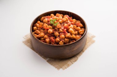 Baharatlı nohut körisi, Chana Masala veya Choley soslu ve salatalı. Geleneksel Kuzey Hint yemeği.